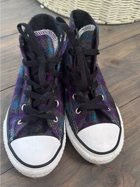 Girls Converse size 1 Kids High-Top Sneakers in Purple and Black